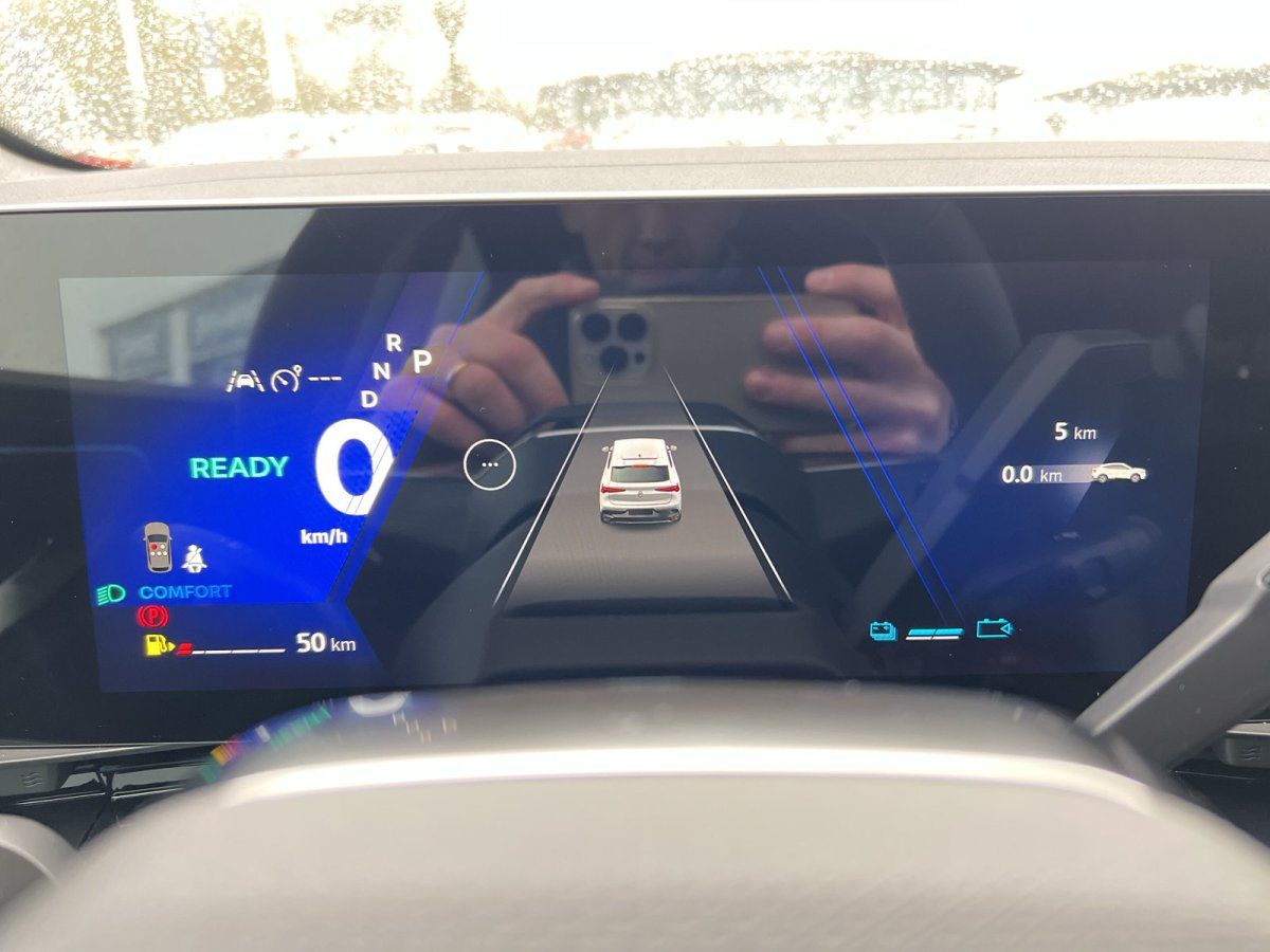 Digitales Fahrerdisplay eines Hybrid-SUV mit READY-Anzeige, Komfortmodus und 50 km Reichweite