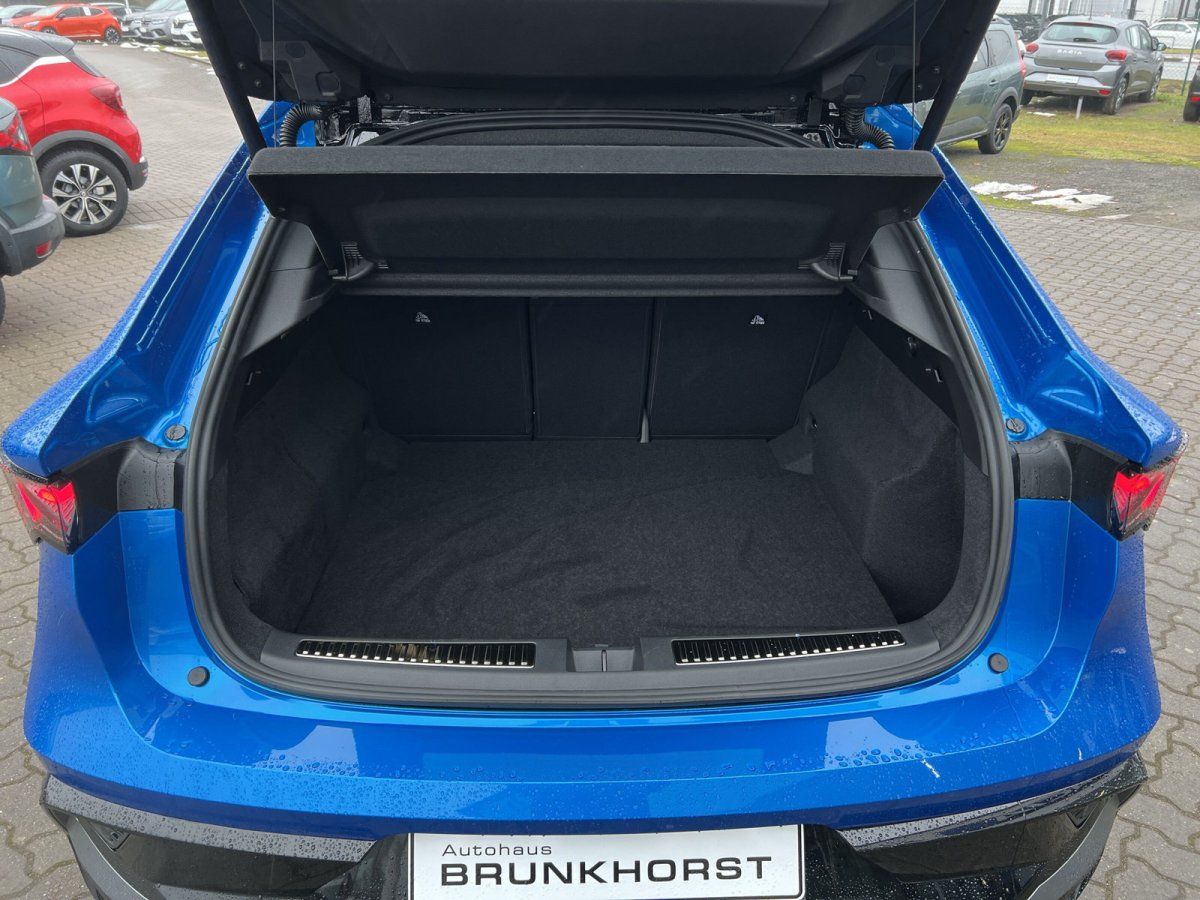 Blauer Audi Q3 Sportback Kofferraum geöffnet im Autohaus Brunkhorst Showroom