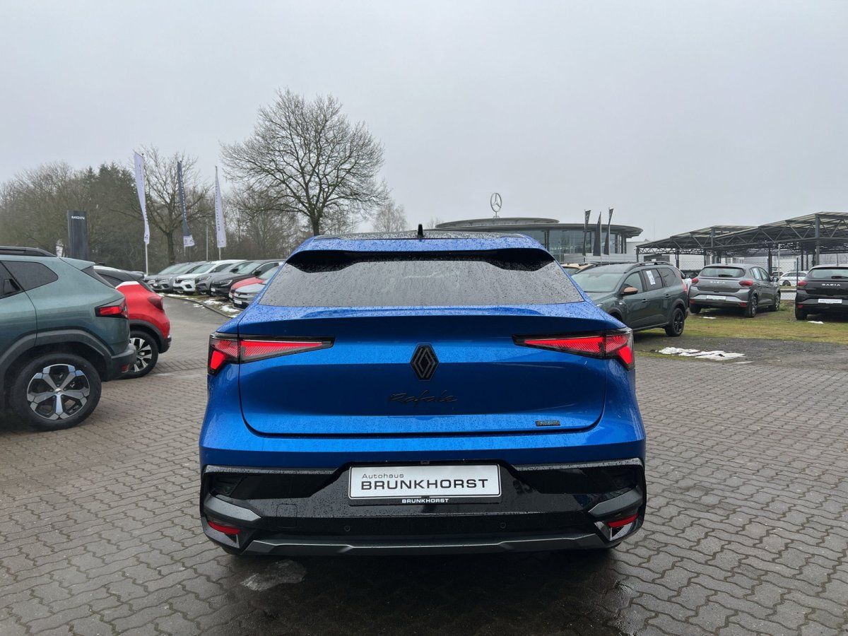 Renault Rafale E-Tech in Blau, Heckansicht im Autohaus Brunkhorst Showroom