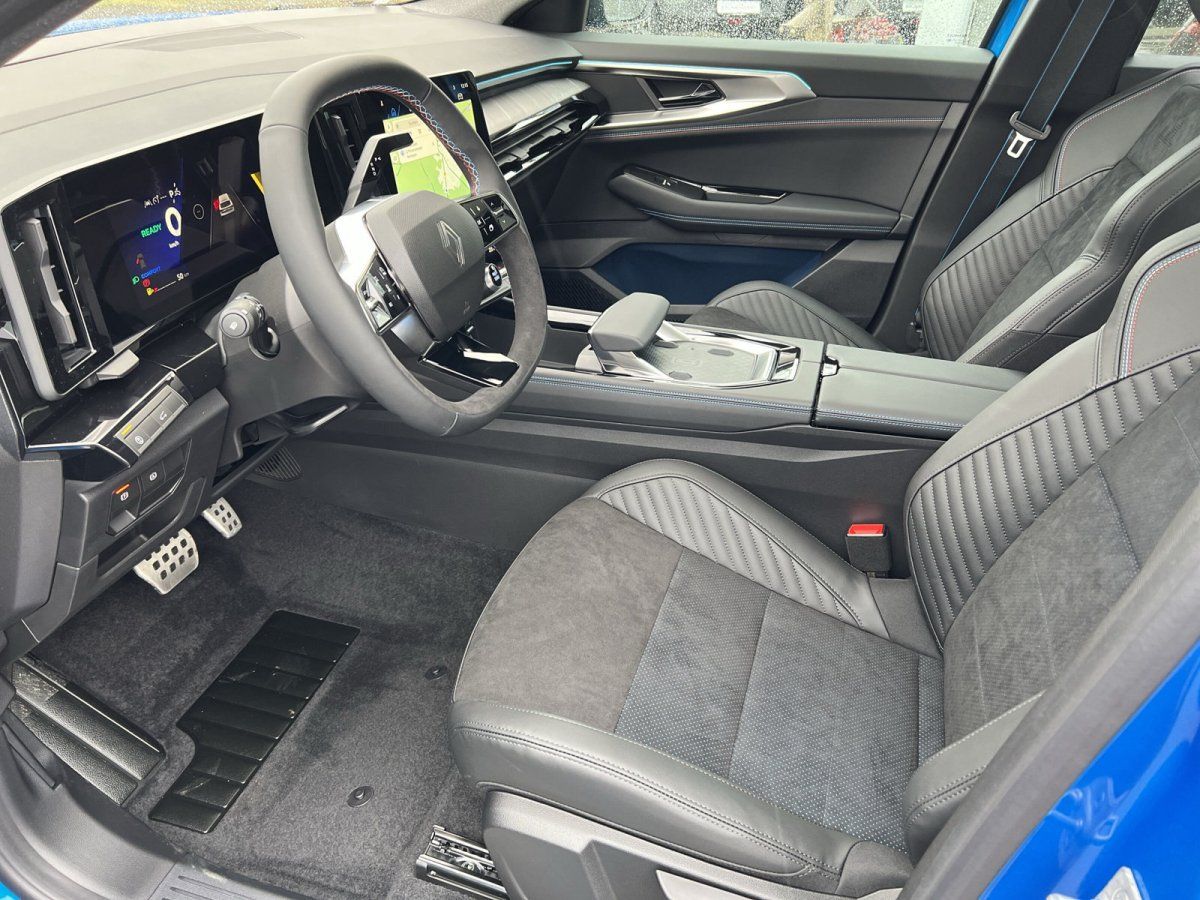 Renault Innenraum blau – Cockpit mit Touchscreen, Ledersitze und Sportlenkrad