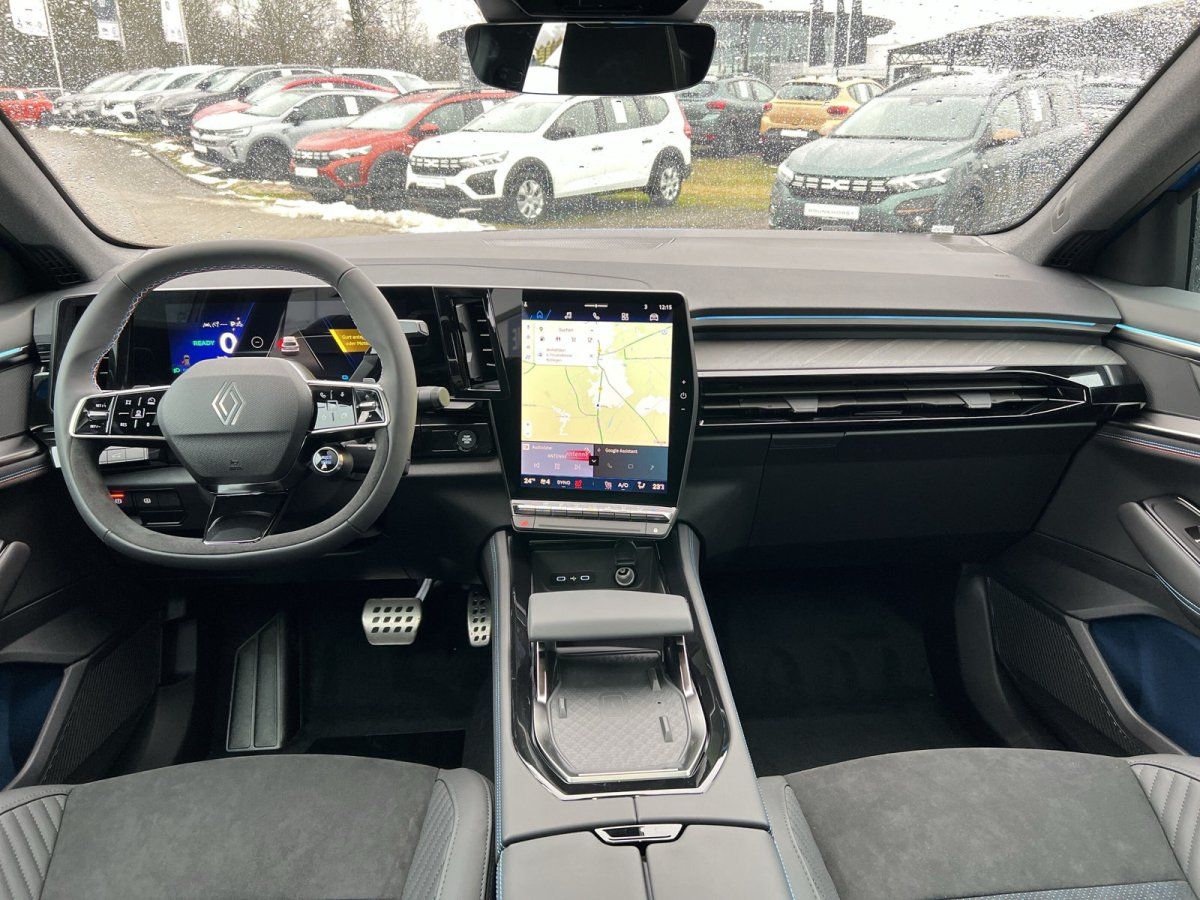 Renault Innenraum mit digitalem Cockpit und großem Touchscreen-Infotainmentsystem im Autohaus