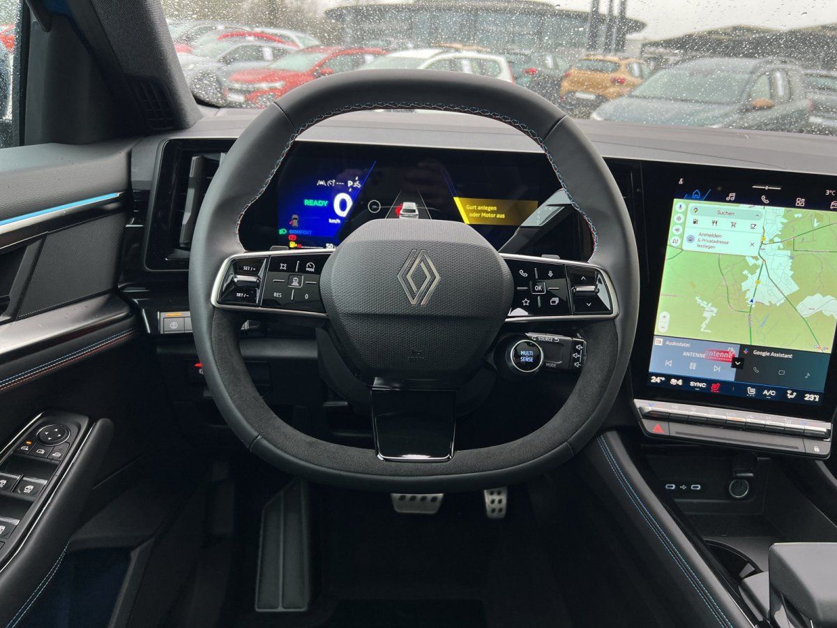 Renault Innenraum mit Lenkrad, digitalem Cockpit und großem Infotainment-Touchscreen mit Navigation