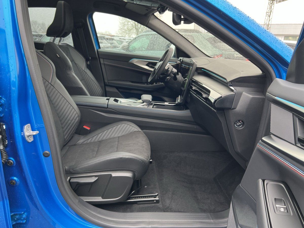 Blauer SUV Innenraum mit schwarzen Sportsitzen und modernem Cockpit im Autohaus