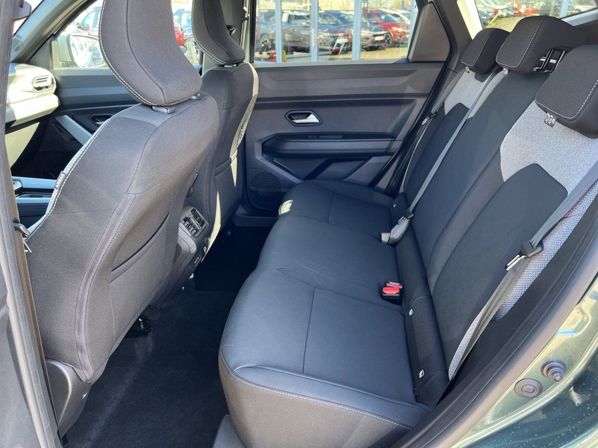 Rücksitzbank mit grauen Polstern und Sicherheitsgurten im Fahrzeuginnenraum