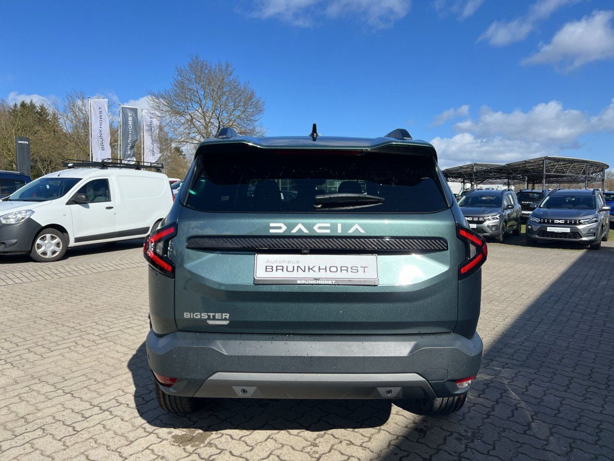 Dacia Bigster SUV Heckansicht mit DACIA Logo im Autohaus Brunkhorst