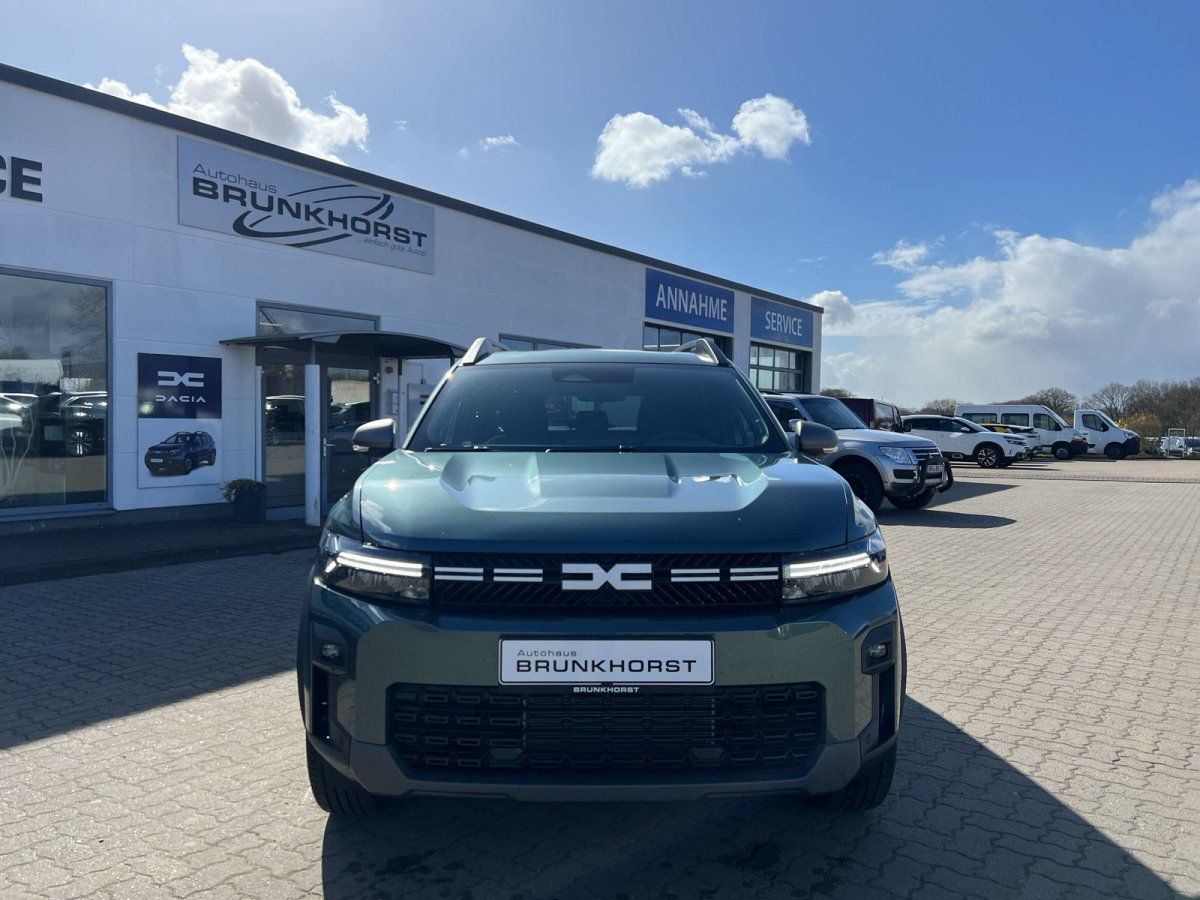 Dacia SUV Frontansicht mit charakteristischem Kühlergrill im Autohaus