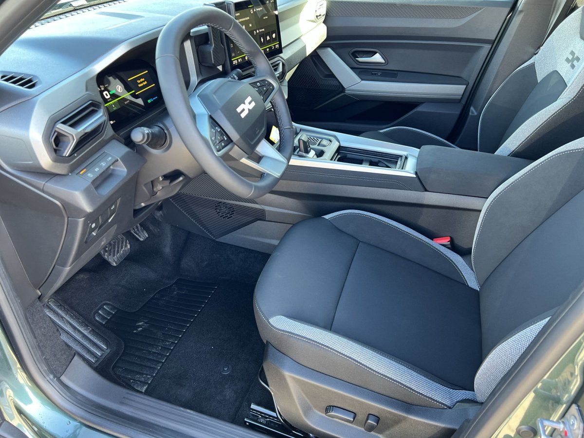 Moderner Fahrzeuginnenraum mit Lenkrad, Touchscreen und Sportsitzen