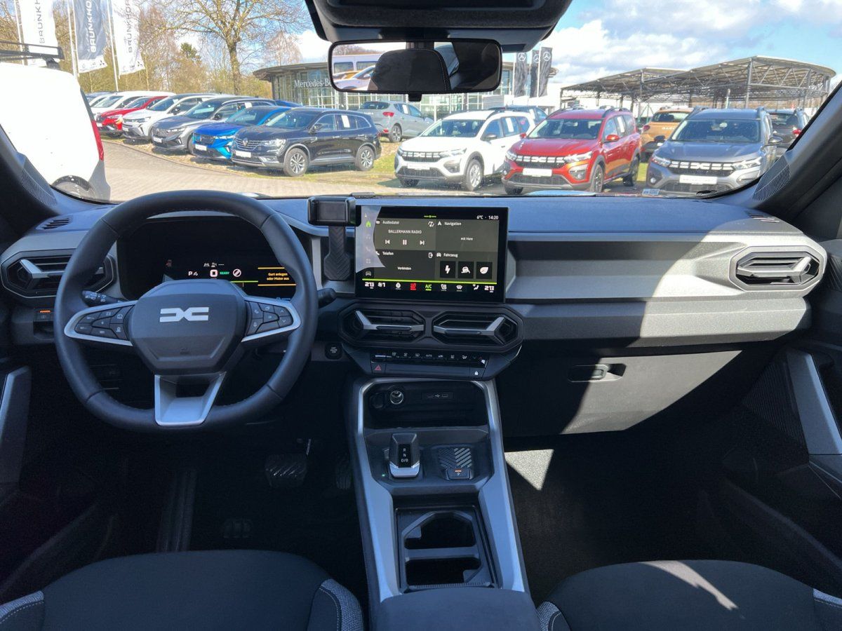 Innenraum eines modernen Fahrzeugs mit digitalem Display und Lenkrad im Autohaus