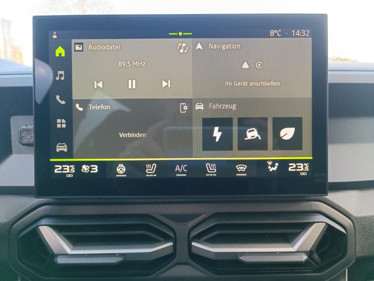Volkswagen Innenraum mit Infotainment-Display im Autohaus-Showroom