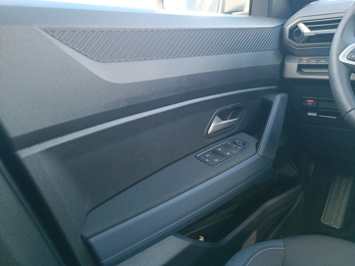 Fahrzeuginnenraum Fahrertür mit Fensterheberschaltern und schwarzem Türpanel in Autohaus