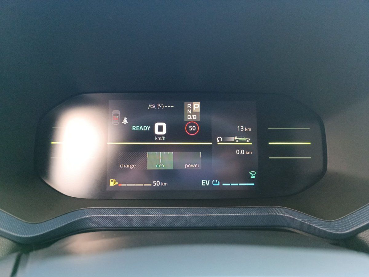 Blick aus dem Innenraum eines Fahrzeugs in einem modernen Autohaus mit mehreren SUVs