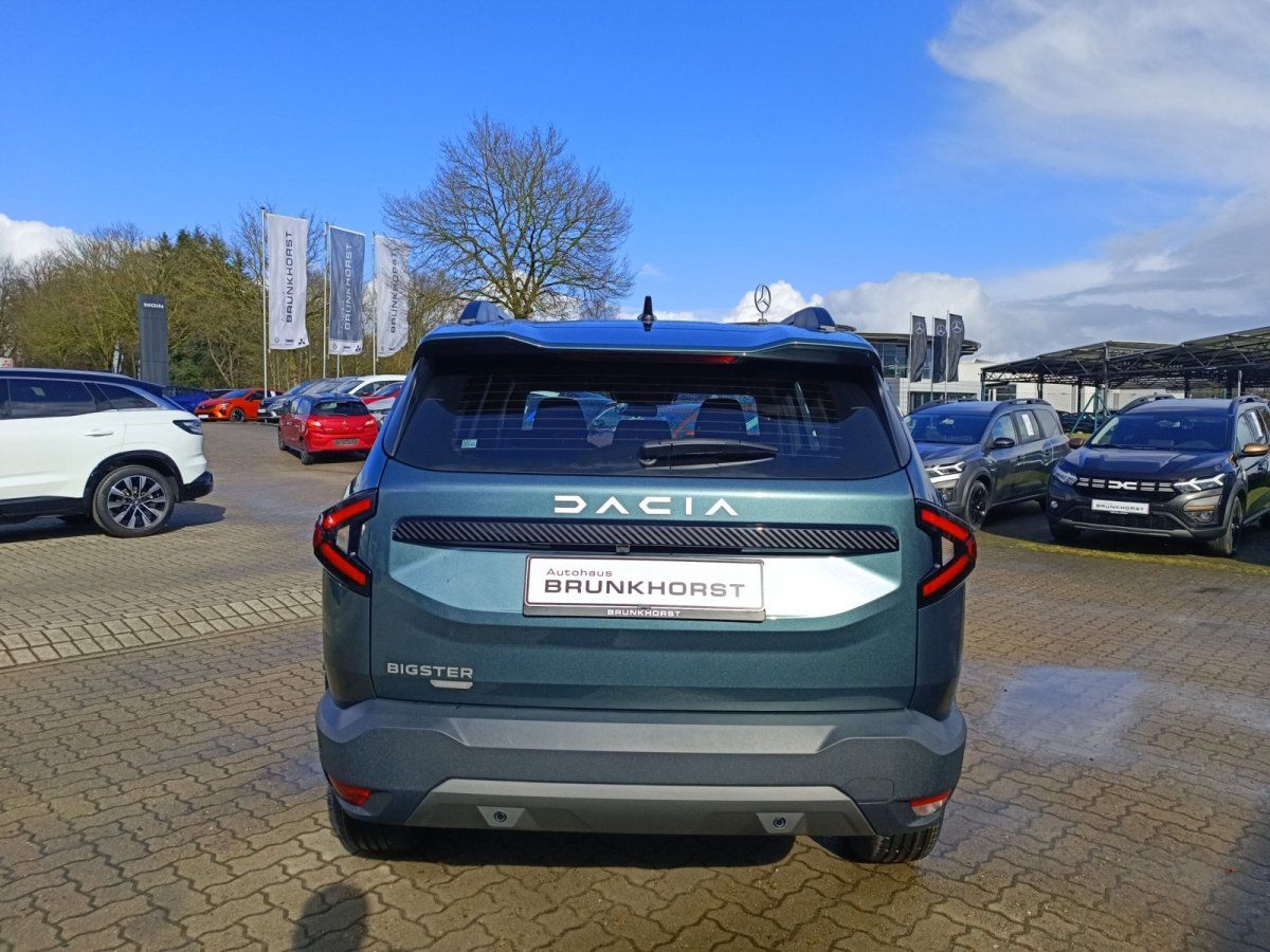 Dacia Bigster SUV in Grün-Blau von hinten im Autohaus Brunkhorst Showroom