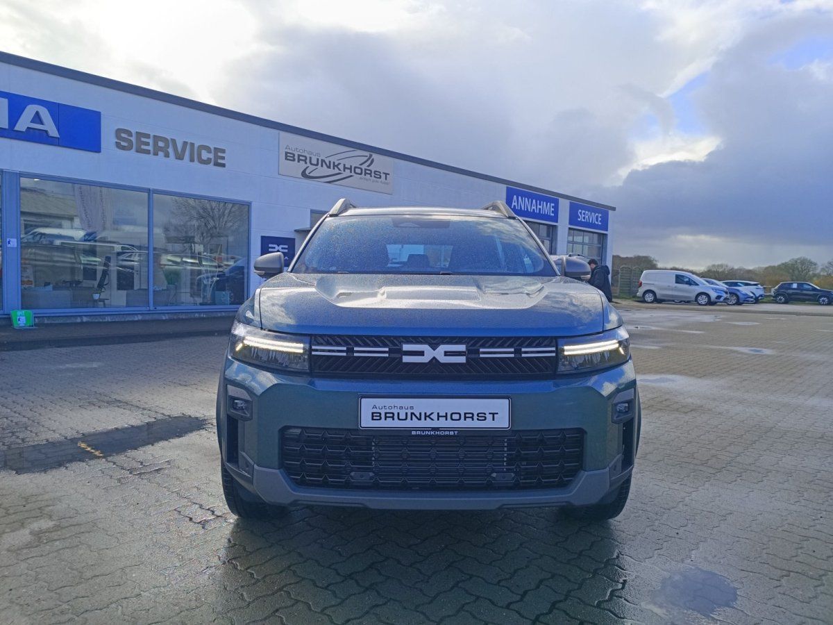Dacia Duster SUV in Grün Frontansicht im Autohaus Brunkhorst Showroom