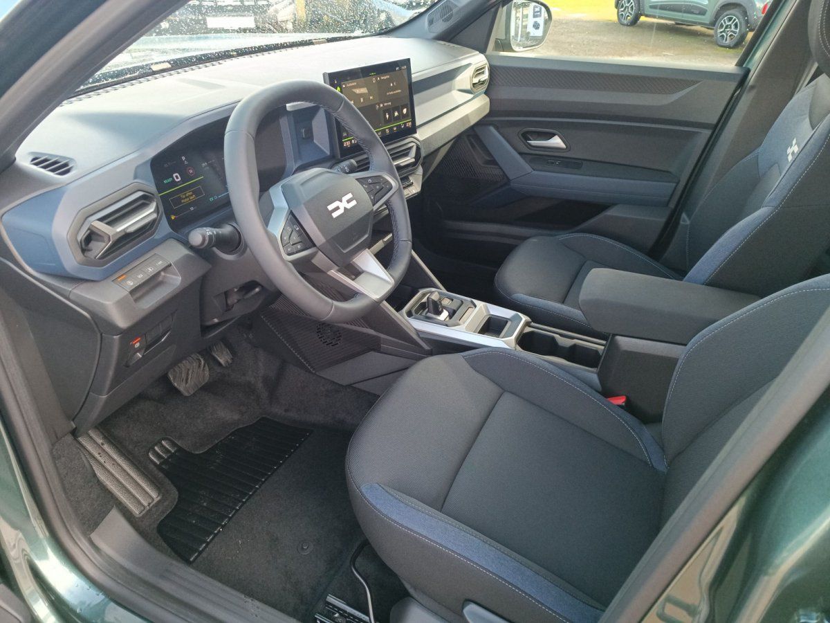 Dacia Innenraum mit digitalem Cockpit, Lederlenkrad und modernem Infotainmentsystem