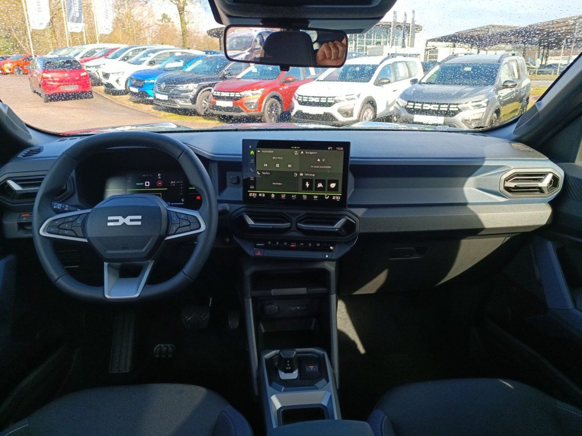Dacia Innenraum mit Multimediascreen, Lenkrad und moderner Cockpit-Ausstattung im Autohaus