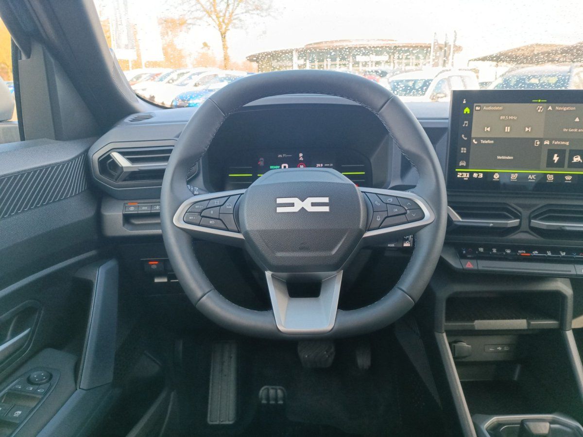 Dacia Innenraum mit Lenkrad und digitalem Cockpit im Autohaus