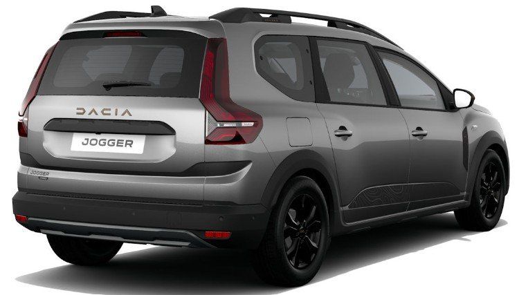 Silberner Dacia Jogger Heckansicht im Autohaus Showroom mit schwarzen Felgen