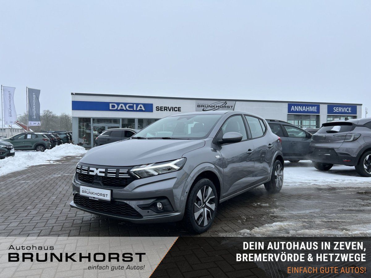 Grauer Dacia Sandero Neuwagen im Autohaus Brunkhorst Showroom Frontansicht