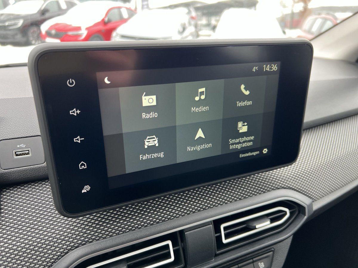Infotainment-Display im Fahrzeug mit Navigation, Radio, Medien und Telefon-Funktionen