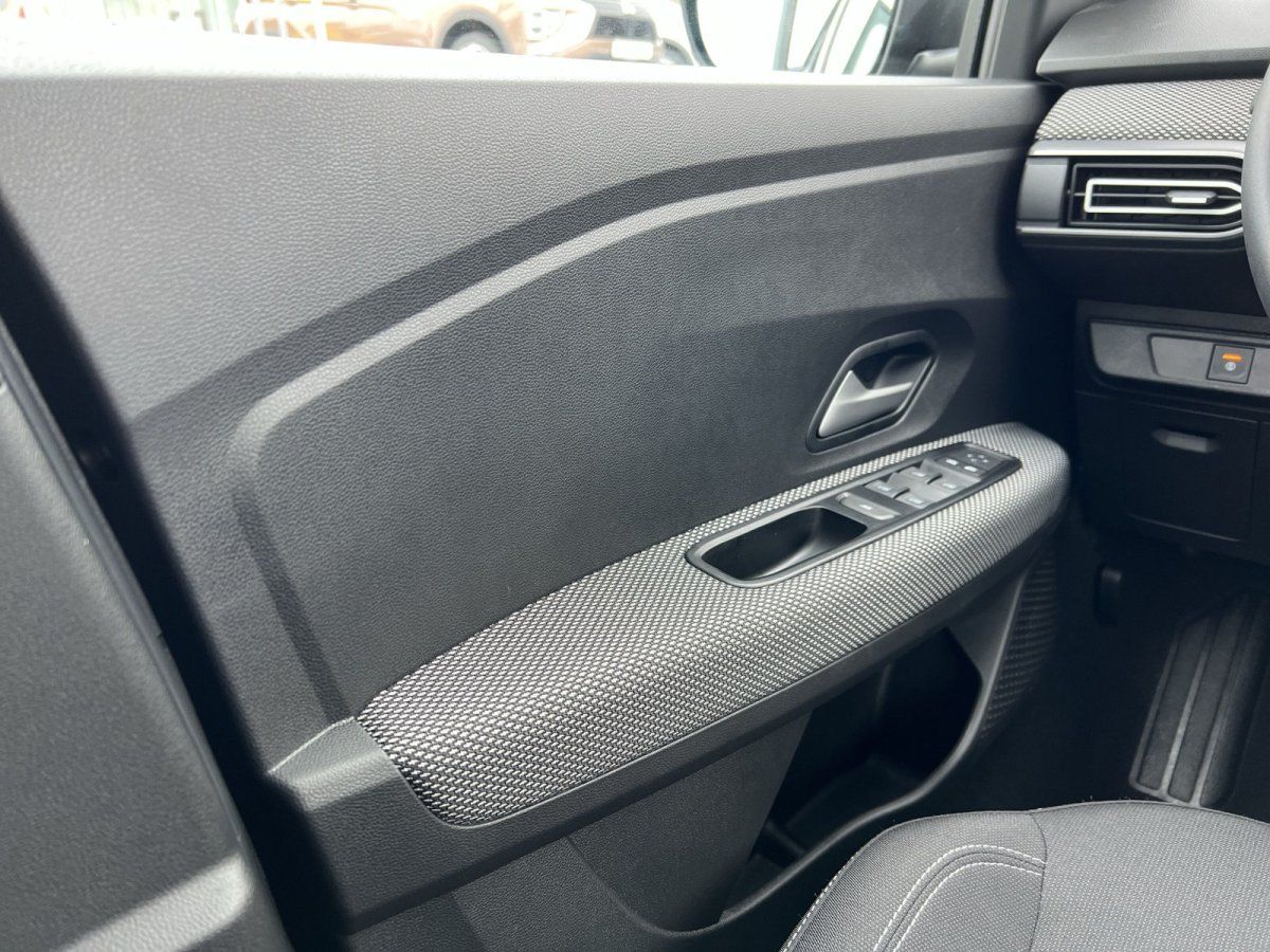 Fahrzeuginnenraum Fahrertür mit elektrischen Fensterhebern und Türgriff in grauem Interieur