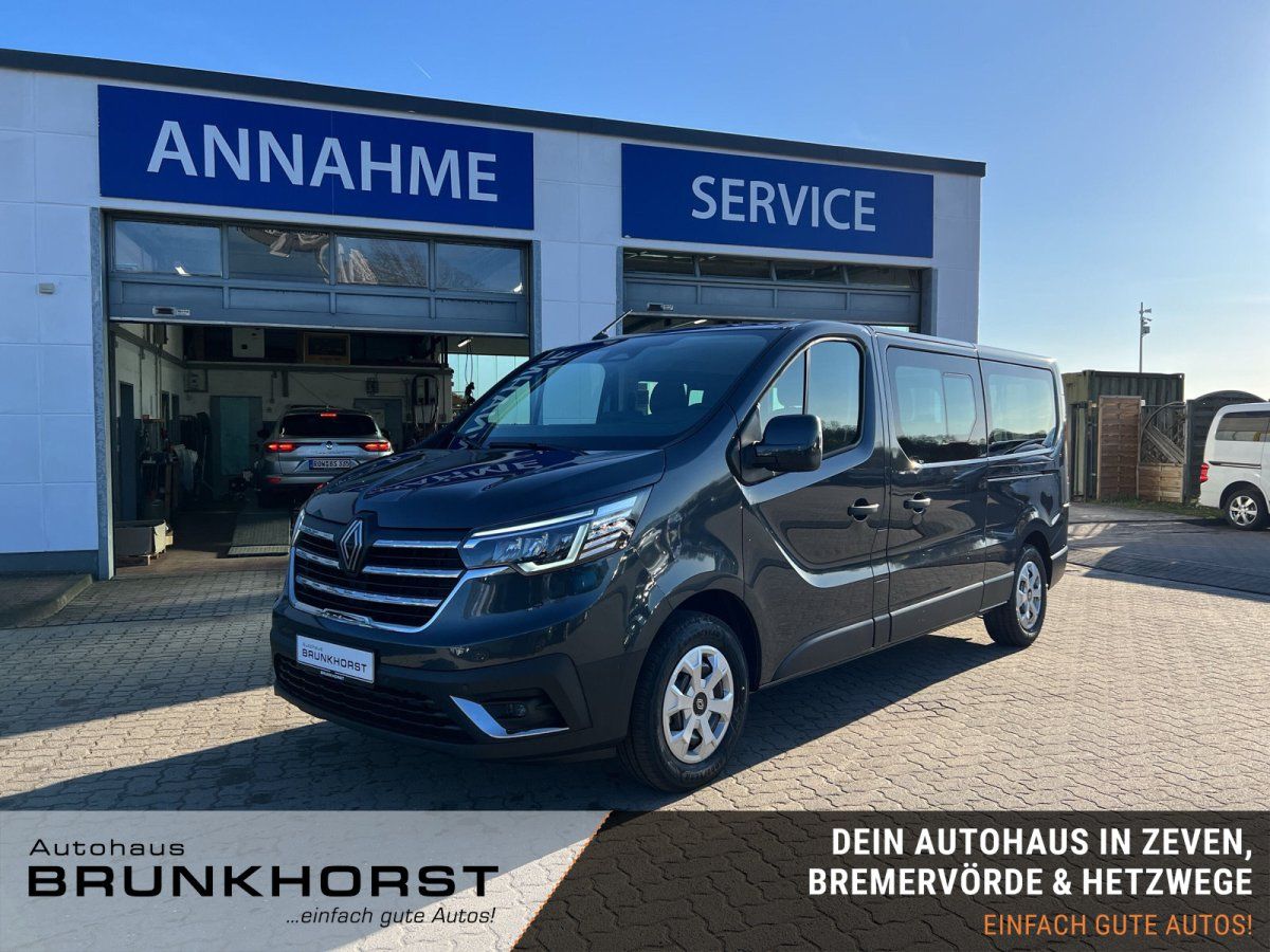Renault Trafic Transporter grau in Autohaus Ausstellungsraum - Seitenansicht