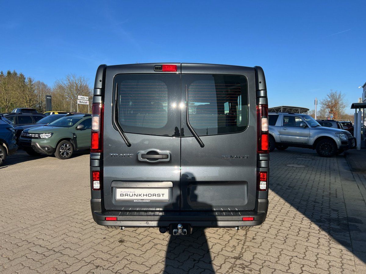 Renault Trafic Transporter grau - Heckansicht mit Anhängerkupplung im Autohaus