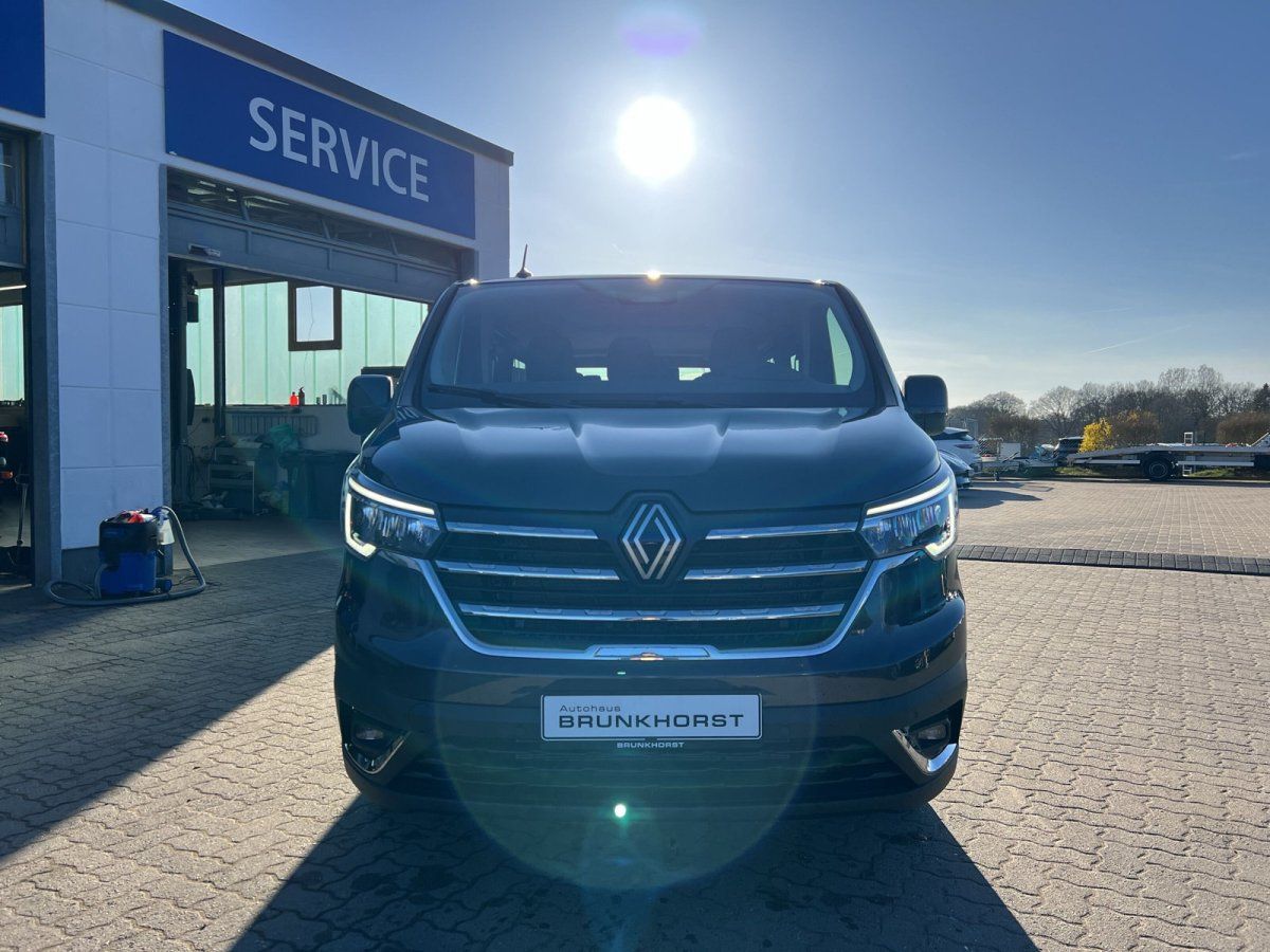 Renault Trafic Transporter grau - Frontansicht im Autohaus Showroom