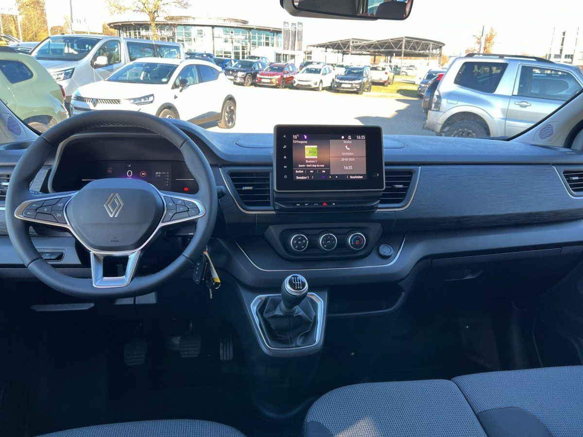 Renault Fahrzeug Innenraum mit Lenkrad, Touchscreen Display und Schaltknauf im Autohaus
