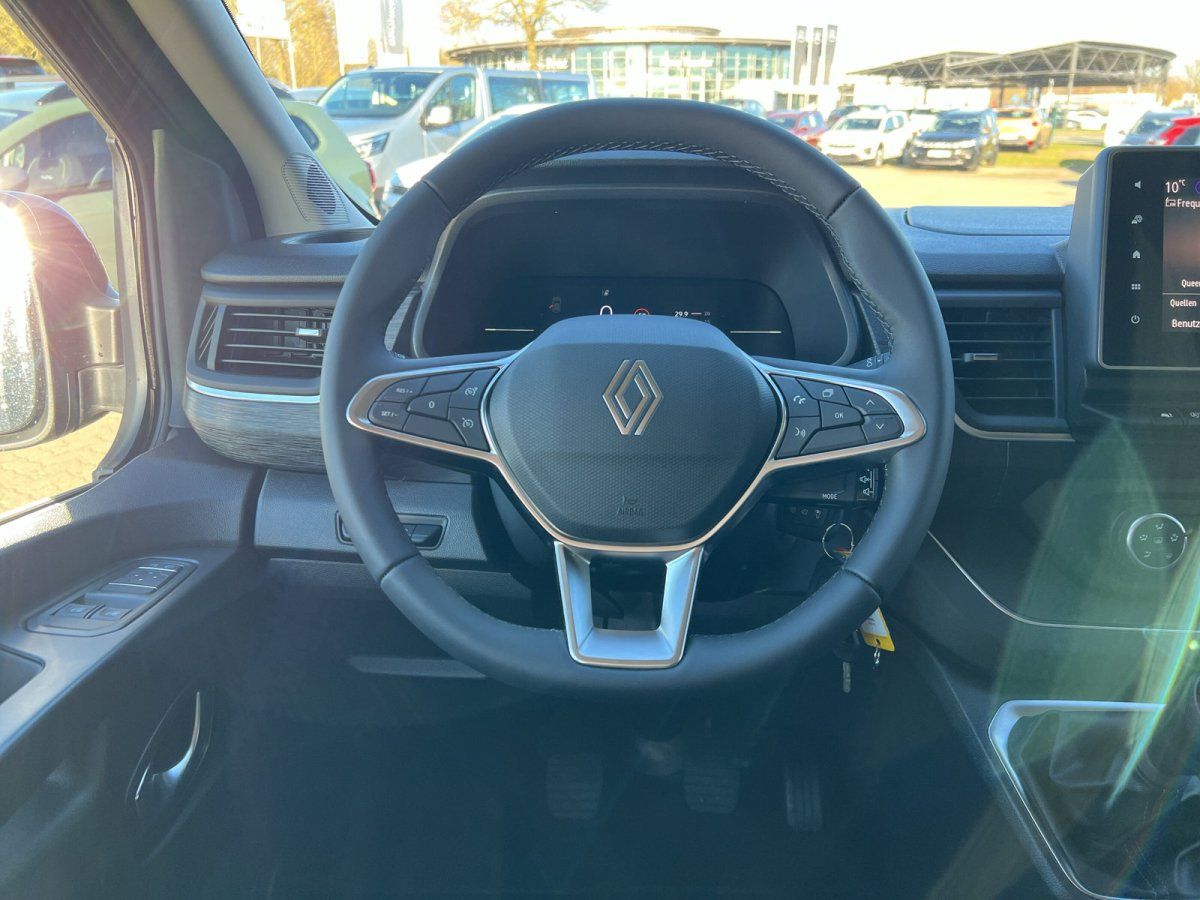 Renault Cockpit mit digitalem Tacho, Lenkrad und Mittelkonsole - Fahrzeuginnenraum Detailansicht