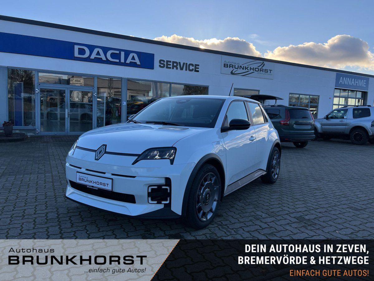 Weißer Renault 5 E-Tech Electric im Showroom des Renault Autohauses