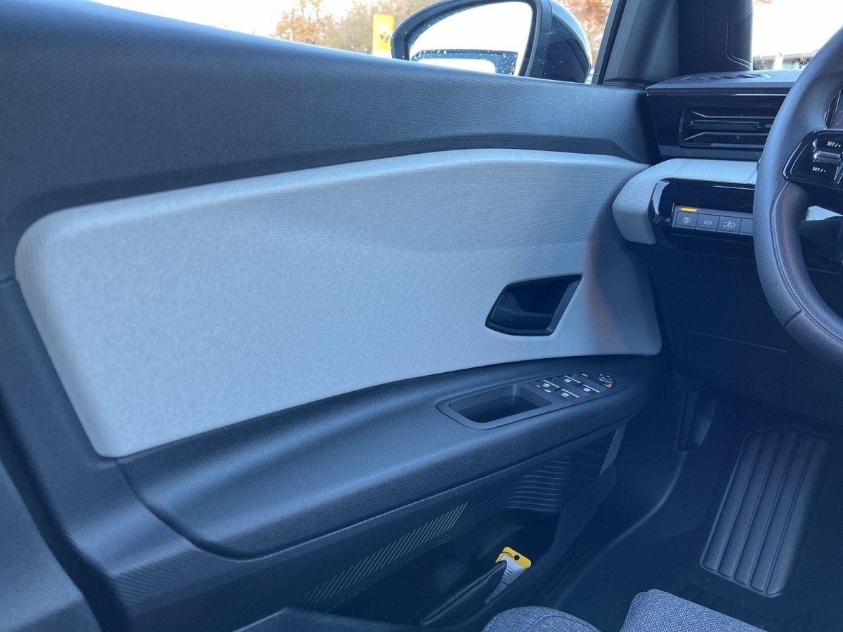 Fahrzeuginnenraum Fahrertür mit Fenstersteuerung und grauem Türpanel im Autohaus