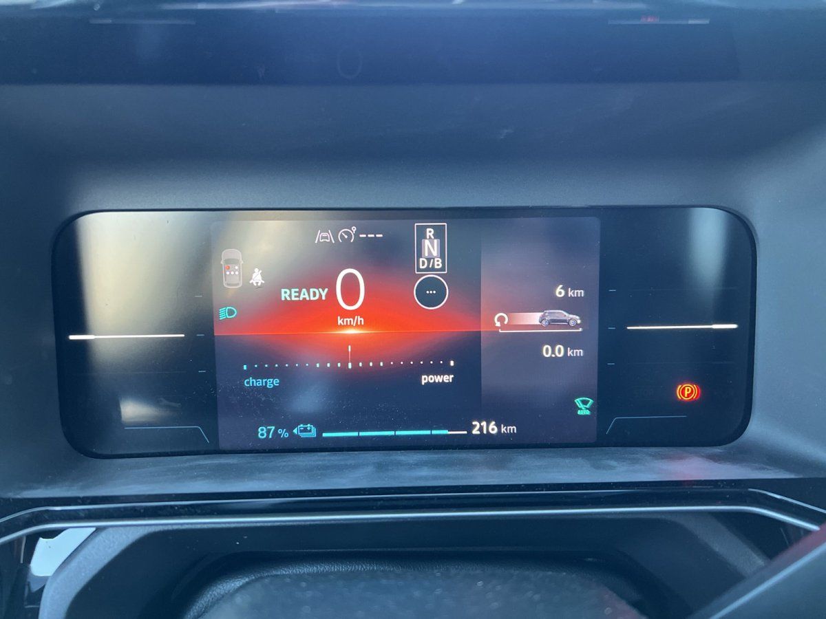 Digitales Cockpit-Display Elektrofahrzeug mit 87% Ladezustand und 216 km Reichweite