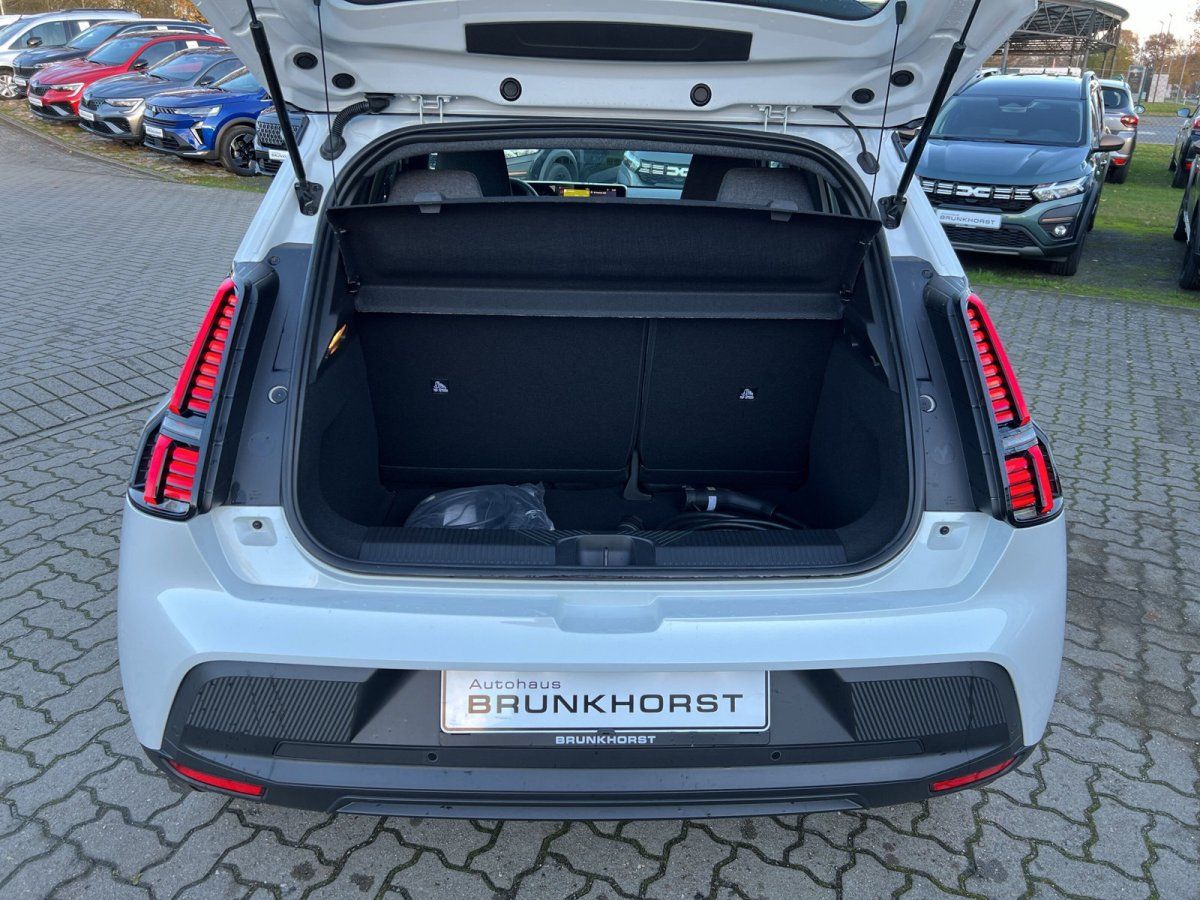 Weißer Kleinwagen Heckansicht mit geöffnetem Kofferraum im Autohaus Brunkhorst Showroom