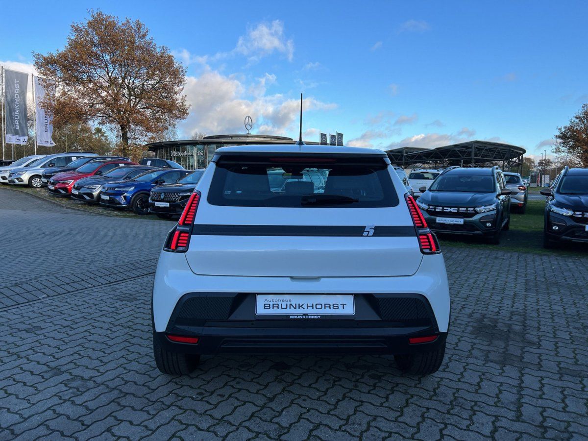 Weißer Hyundai INSTER Heckansicht im Autohaus Brunkhorst Showroom