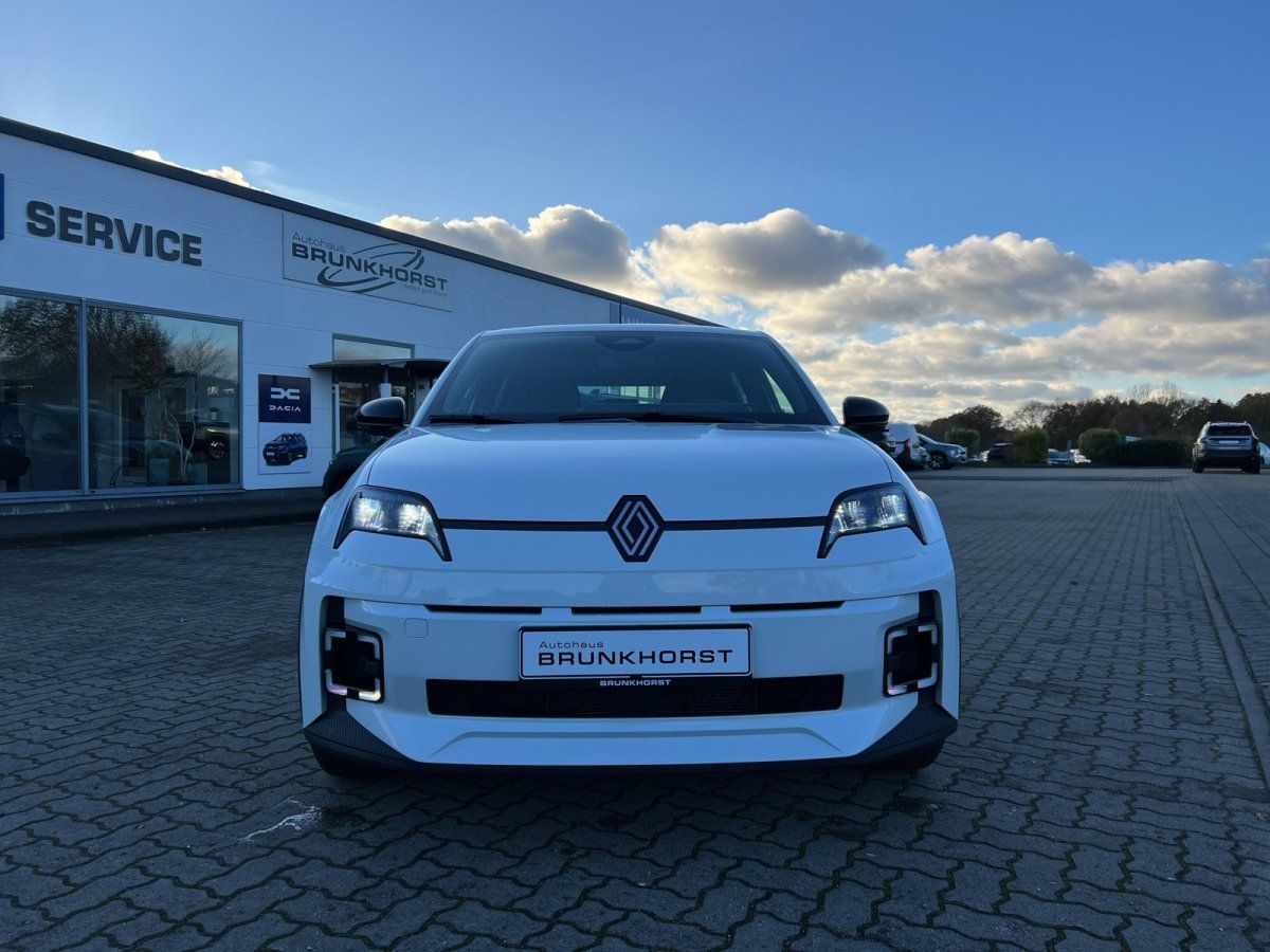 Weißer Renault 5 E-Tech Elektroauto Frontansicht im Autohaus Brunkhorst Showroom