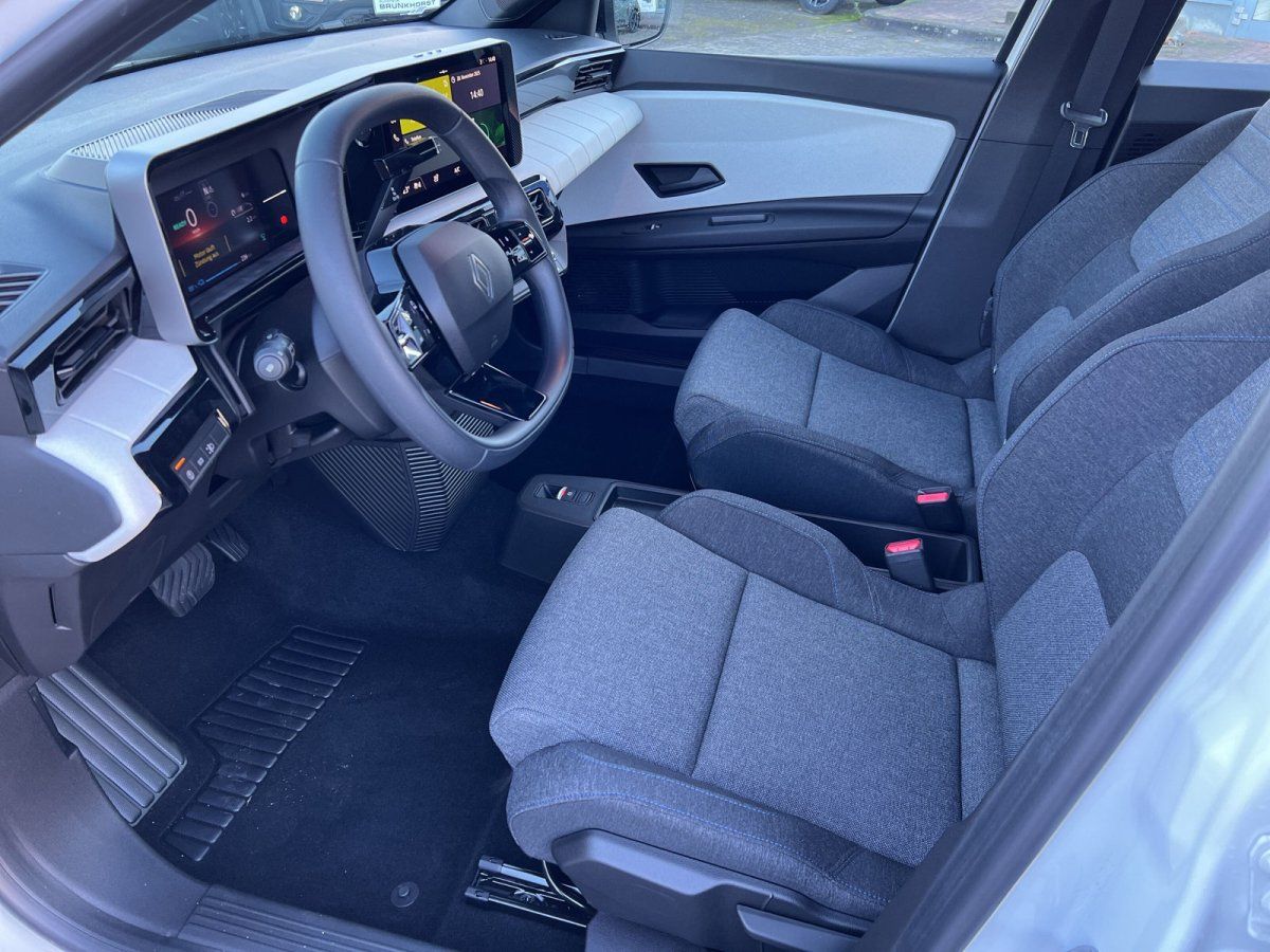 Renault 5 E-Tech Innenraum mit digitalem Cockpit, Stoffsitzen und modernem Infotainment-Display