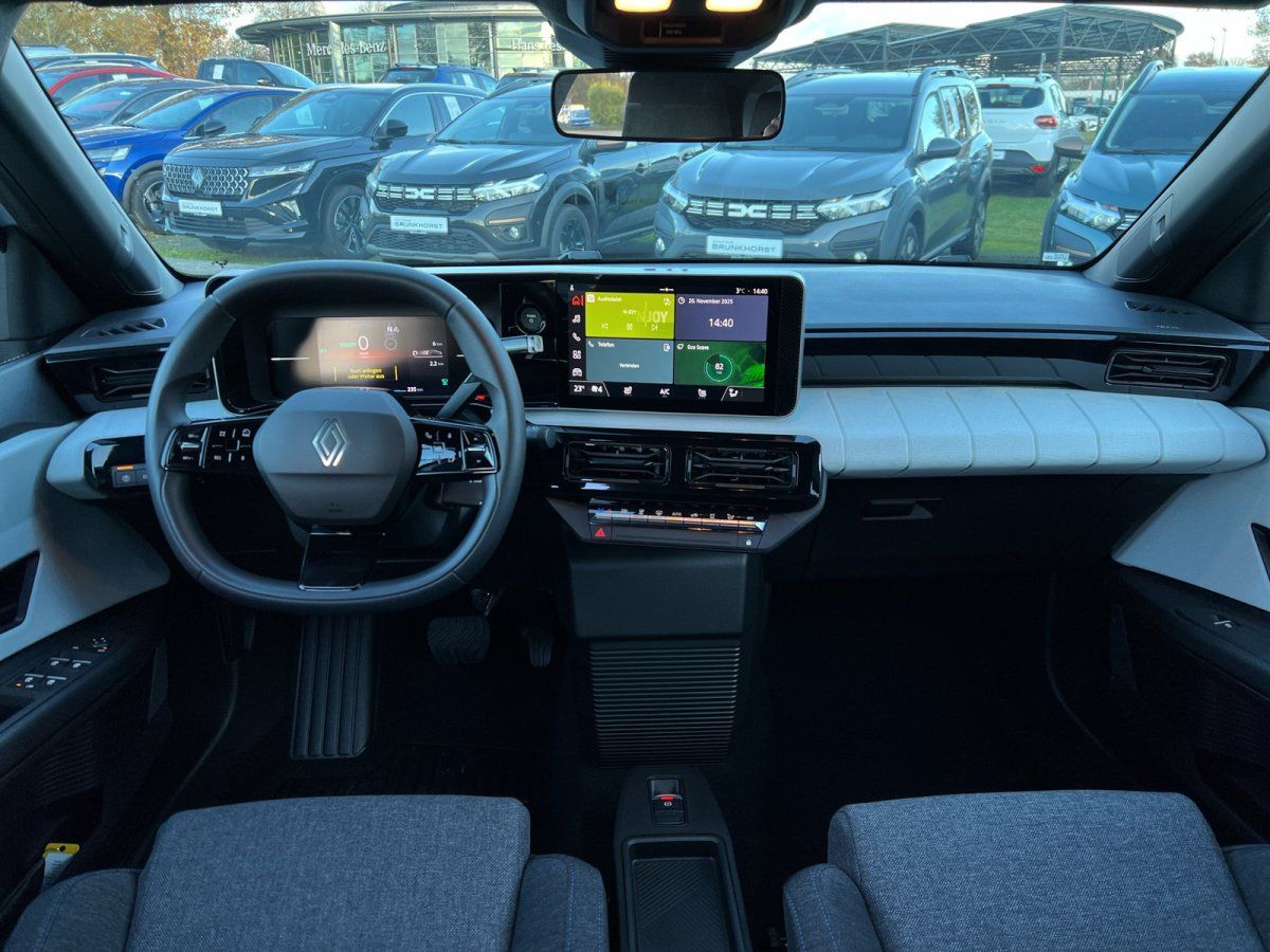 Renault Megane E-Tech Innenraum Cockpit mit digitalem Display und Stoffsitzen im Autohaus