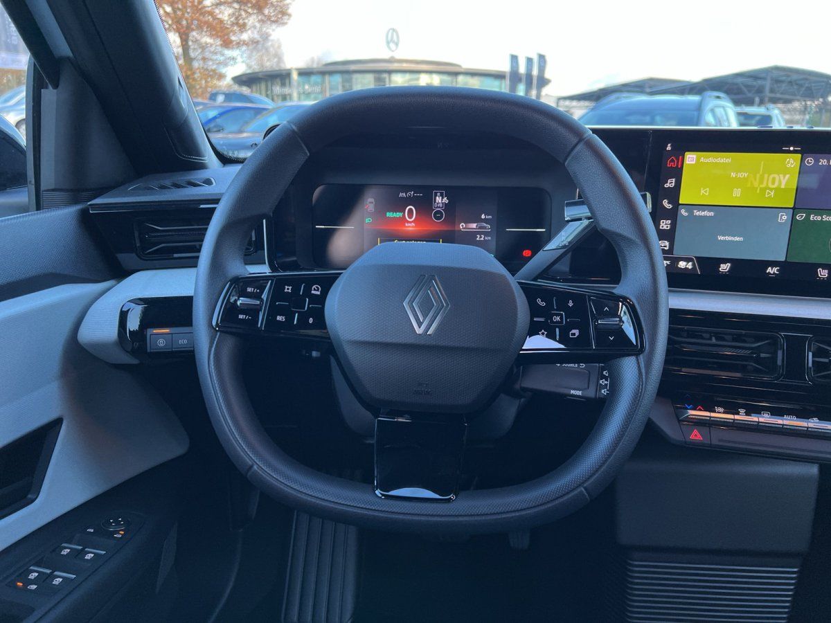 Renault Scenic E-Tech Innenraum Cockpit mit digitalem Tacho und Infotainment-Display