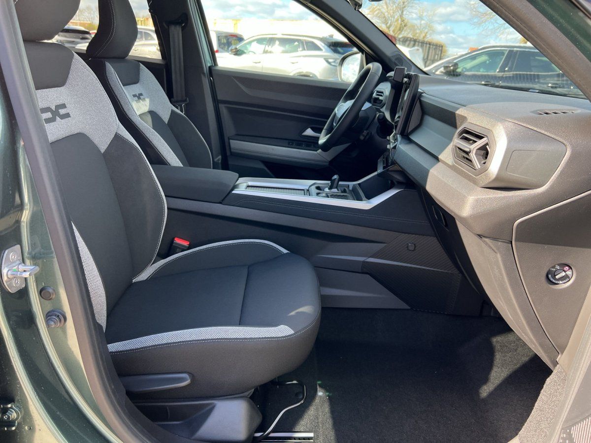 Fahrzeug-Innenraum mit Frontsitzen, Mittelkonsole und Schaltung im Autohaus