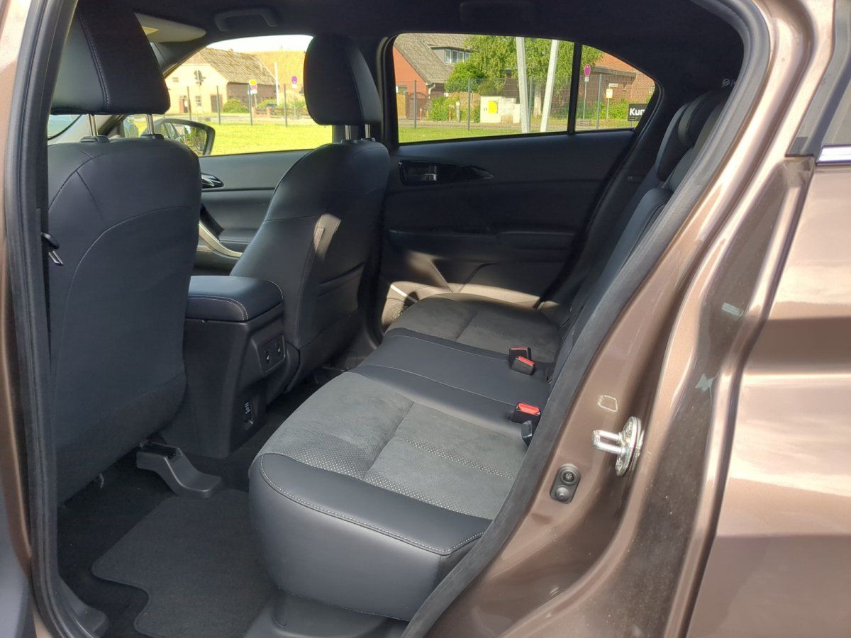 Rücksitzbank mit Stoffbezügen im Innenraum eines bronzefarbenen SUV im Autohaus