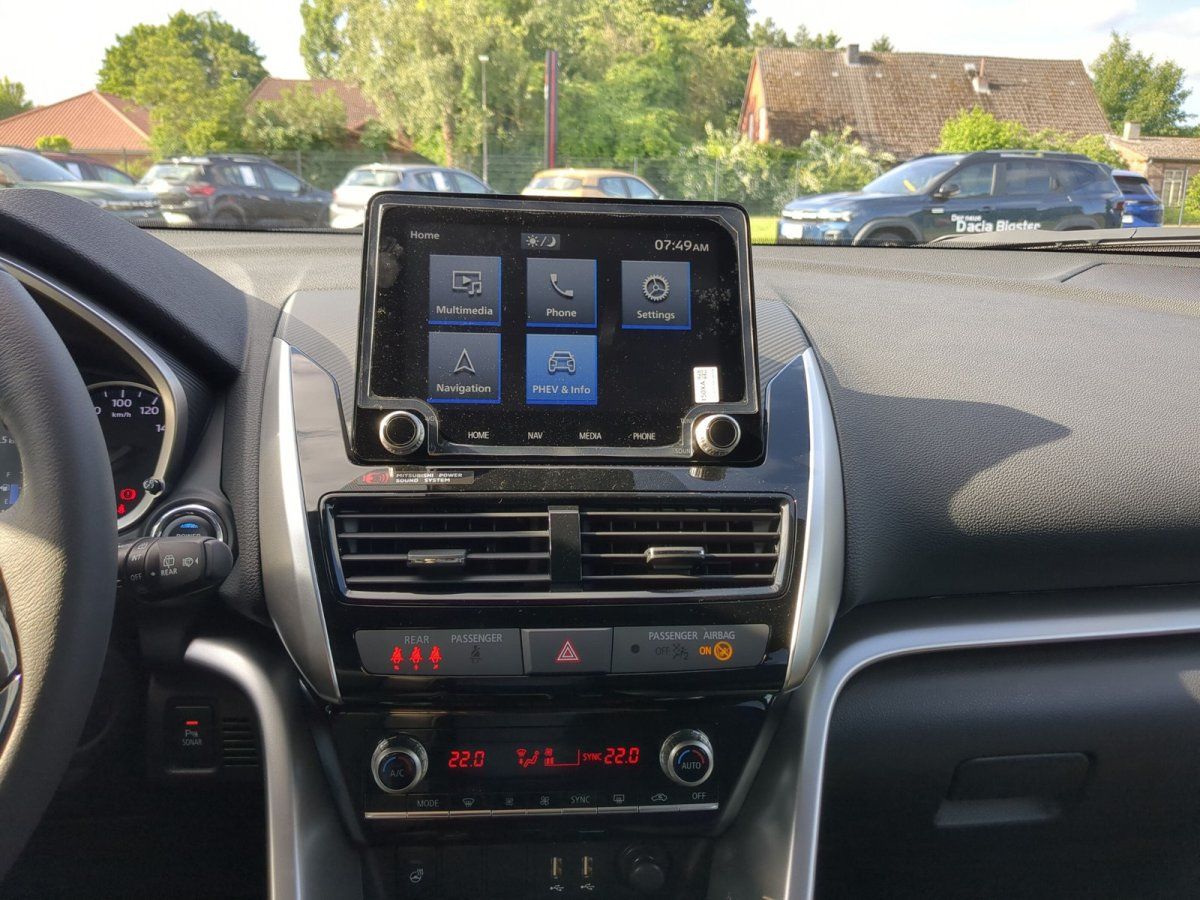 Mitsubishi Innenraum Cockpit mit Touchscreen-Infotainment Navigation und Klimaanlage im Autohaus