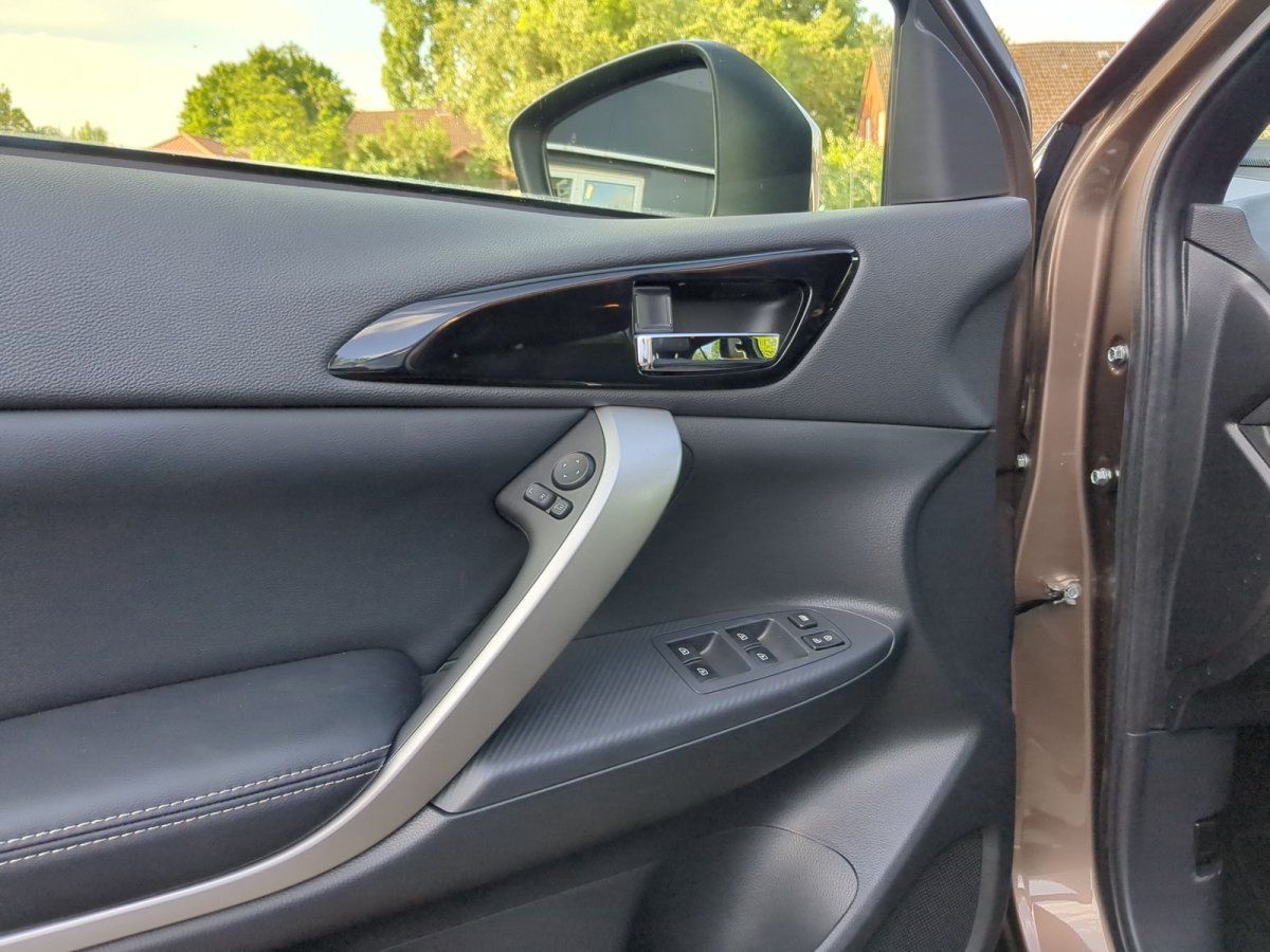 Fahrzeuginnenraum Fahrertür mit elektrischen Fensterhebern und Türgriff in schwarz-silbernem Design