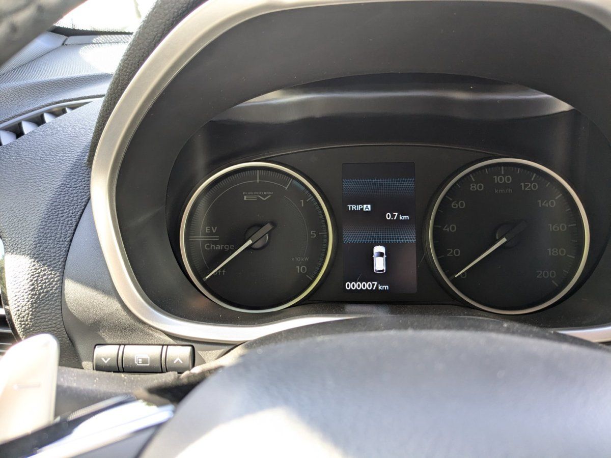 Cockpit-Ansicht Hybrid-Fahrzeug mit EV-Anzeige, Tacho und Kilometerzähler bei 7 km im Autohaus