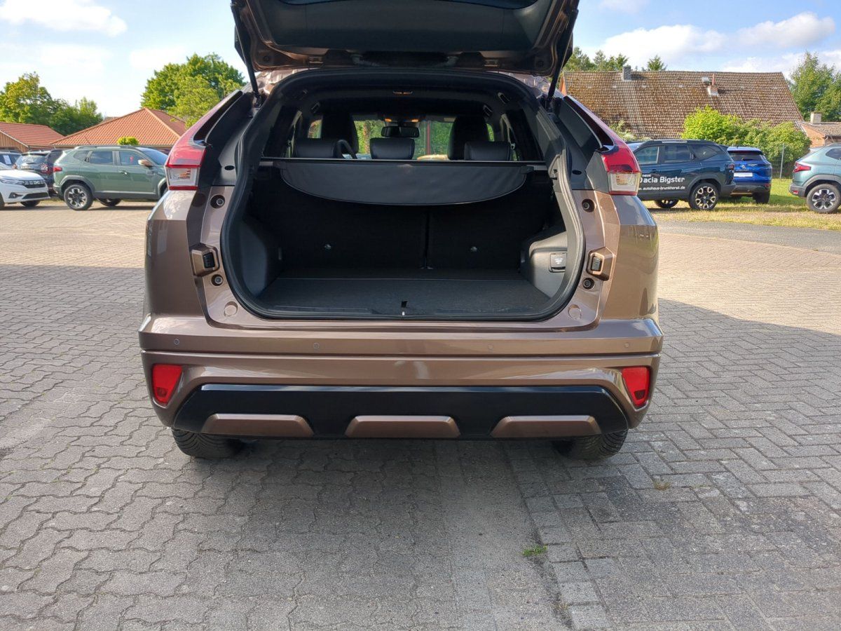 Mitsubishi Eclipse Cross in Bronze-Metallic mit geöffnetem Kofferraum im Autohaus Showroom