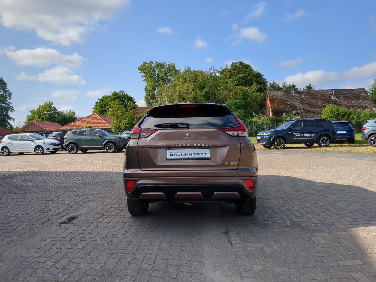 Mitsubishi Eclipse Cross PHEV in Braun Heckansicht im Autohaus Brunkhorst Showroom