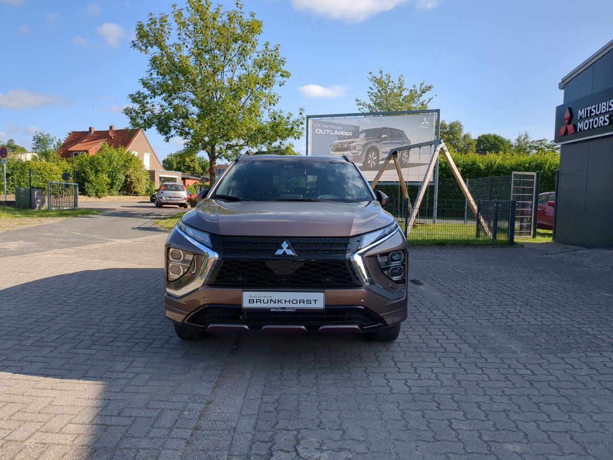 Brauner Mitsubishi Eclipse Cross Frontansicht im Autohaus Brunkhorst Showroom