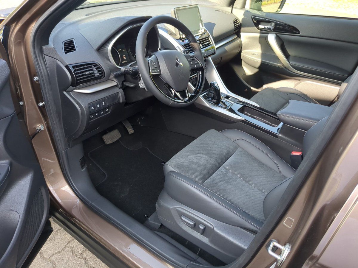 Mitsubishi Eclipse Cross Innenraum Fahrerseite mit Ledersitzen und Multifunktionslenkrad im Autohaus