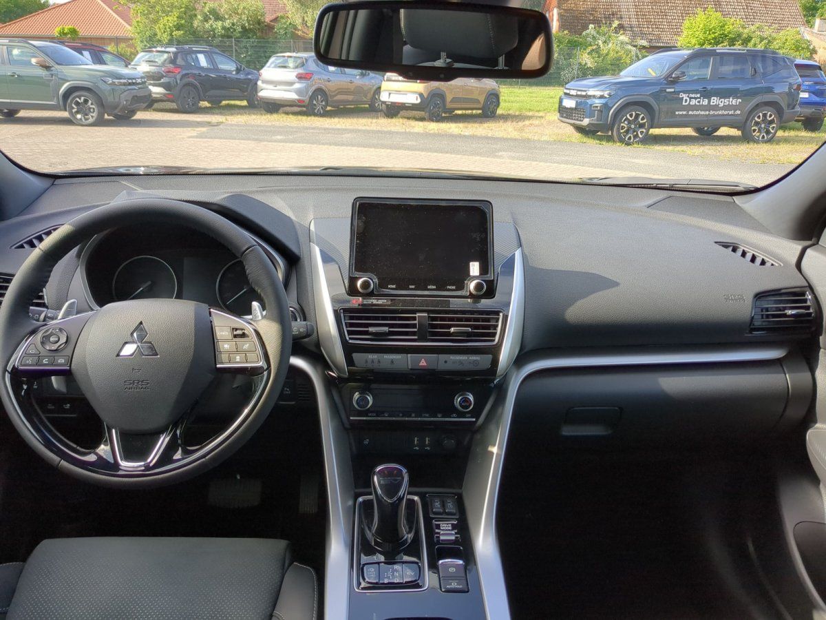 Mitsubishi Eclipse Cross Innenraum Cockpit mit Touchscreen und Automatikgetriebe im Autohaus