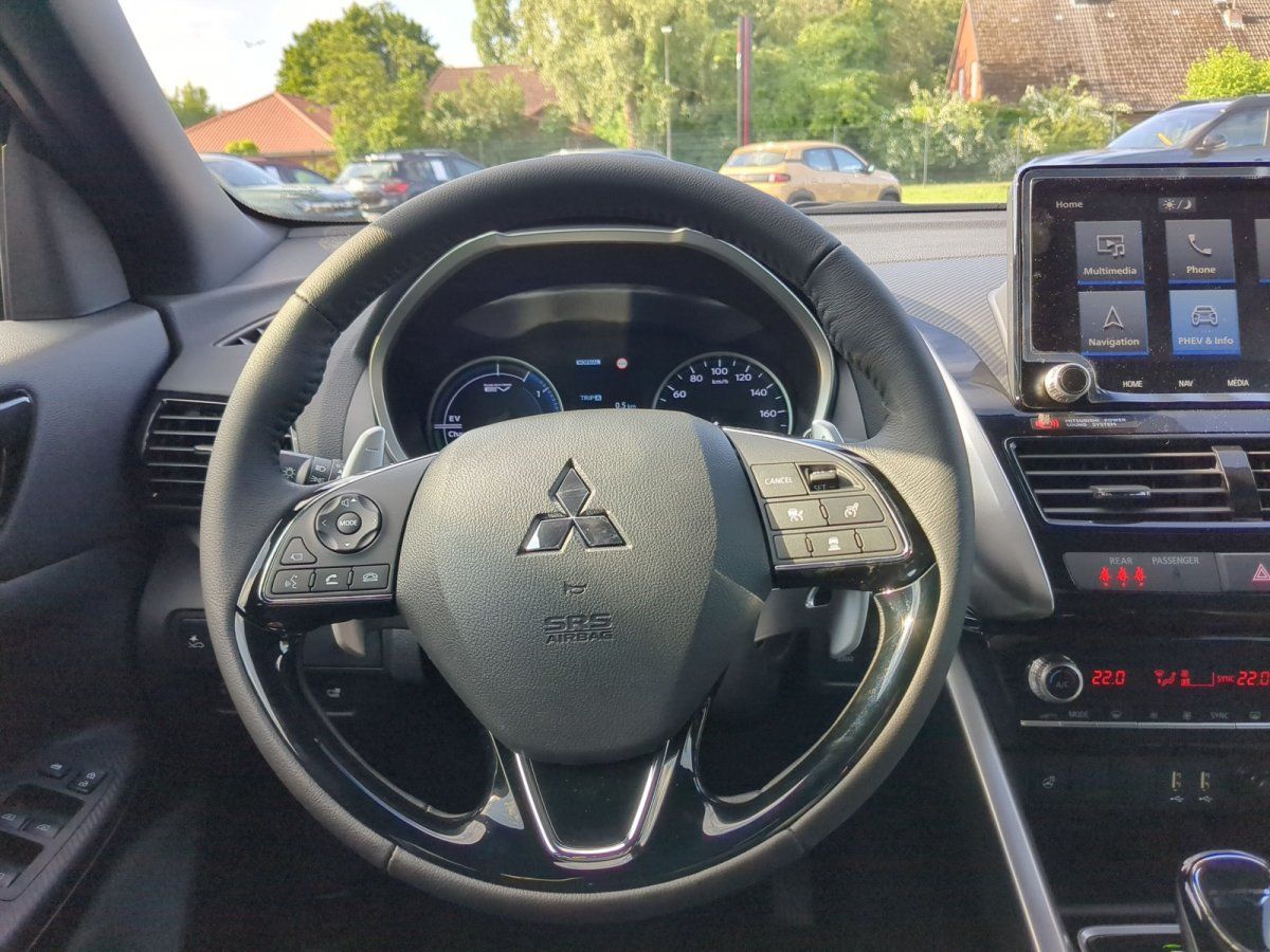 Mitsubishi Innenraum Cockpit mit Lenkrad, Digitalanzeige und Touchscreen-Infotainment