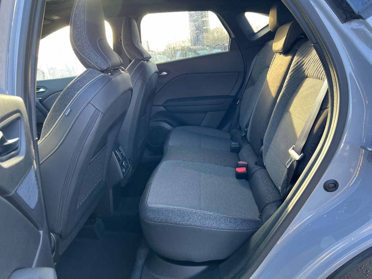 Fahrzeug Innenraum Rücksitzbank mit schwarzen Stoff- und Ledersitzen in grauem SUV